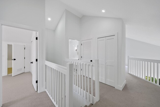 Building Photo - 542 Canoe Point