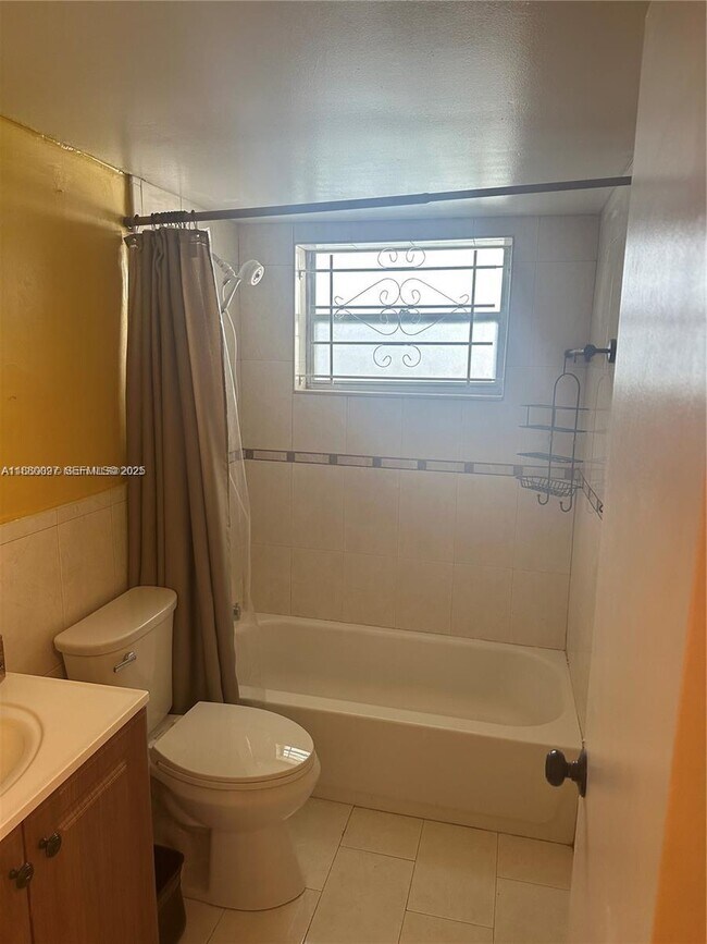 Building Photo - 720 Collins Ave