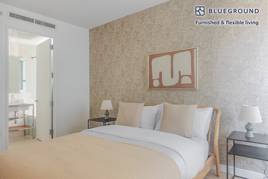 Building Photo - 70 W 45th St