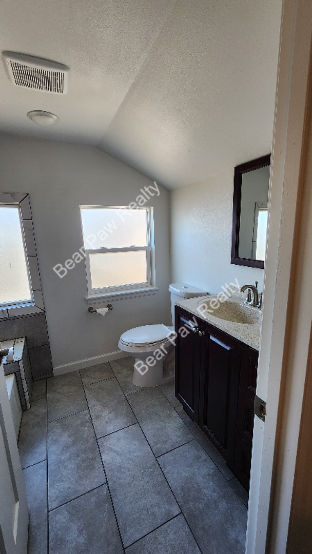 Building Photo - 1007 W 29th St