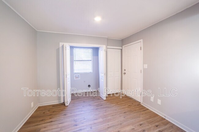 Building Photo - 2731 Menchaca St