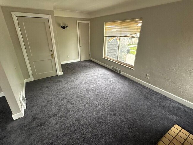 Building Photo - Fully Remodeled - Section 8 Accepted- Skip the Deposit