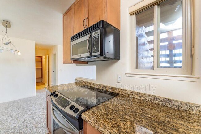Building Photo - 3204 Golden Oaks Ln