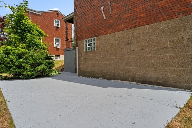 Building Photo - 947 Brintell St