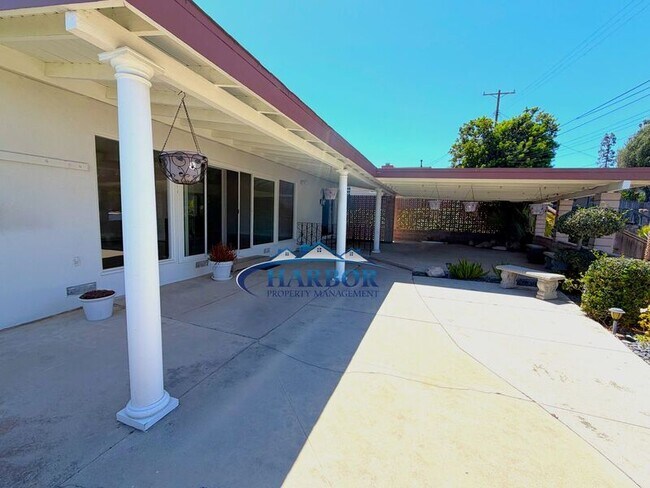 Building Photo - 1630 Miracosta St
