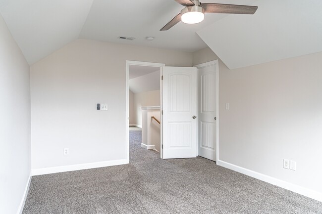 Building Photo - 135 Almond Dr