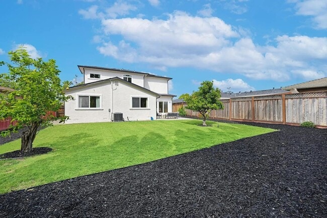 Building Photo - 35883 Vinewood St