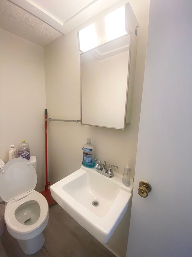 Building Photo - 1504 Ensign Dr