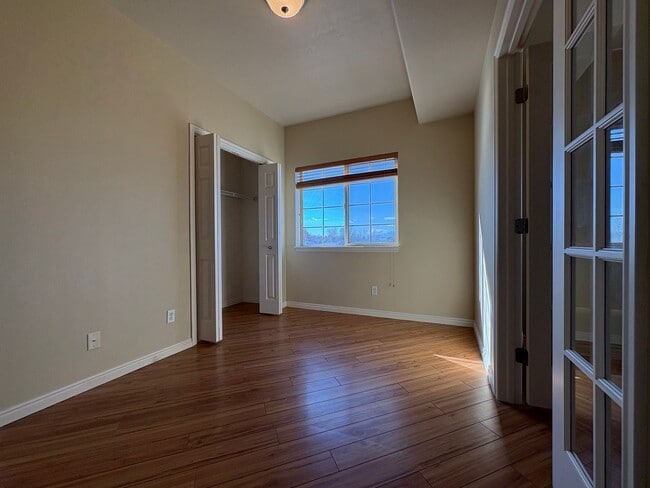 Building Photo - Millcreek Condo with Private Balcony & Pool!