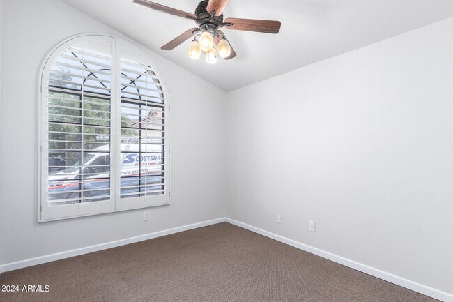 Building Photo - 11305 E Sunnyside Dr