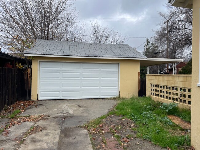 Building Photo - Two Bedroom One Bathroom Home in Hemet!