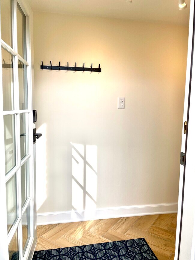 Building Photo - 1555 E Browning Ave