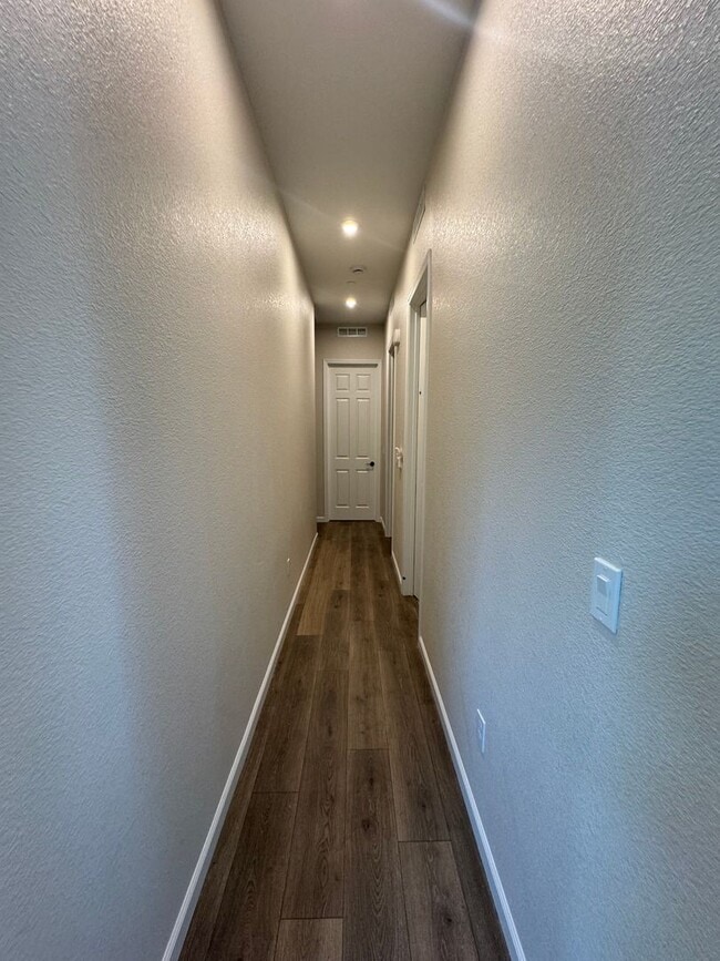 Building Photo - 8260 Honor Ct