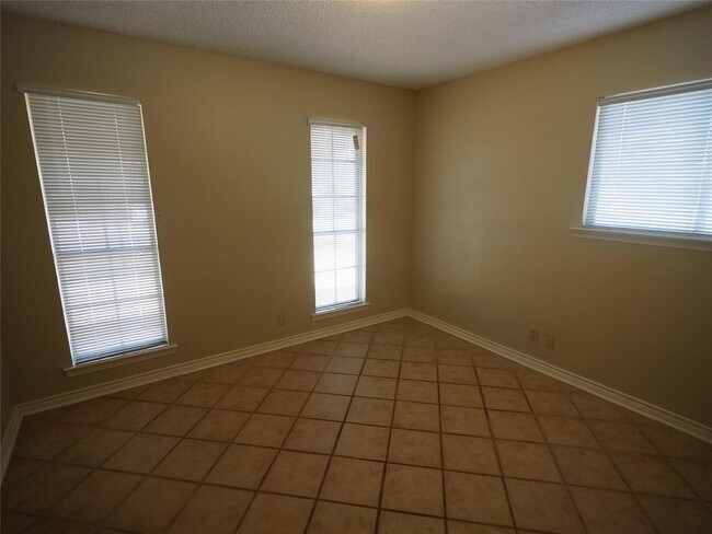 Building Photo - 809 Maryland Dr