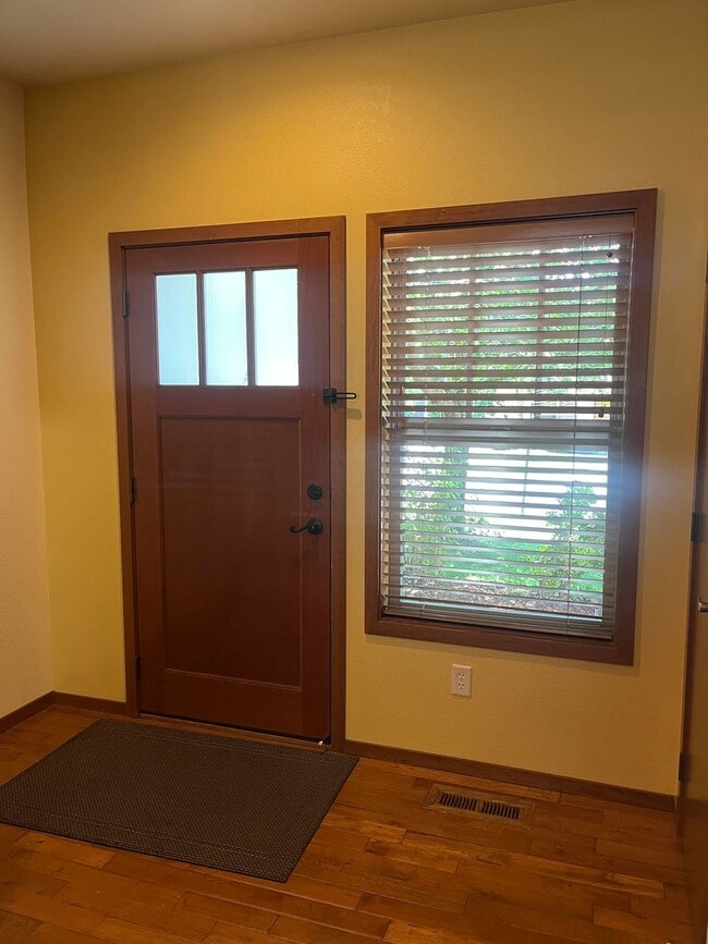 Building Photo - 3 Bedroom 2.5 Bath Townhouse