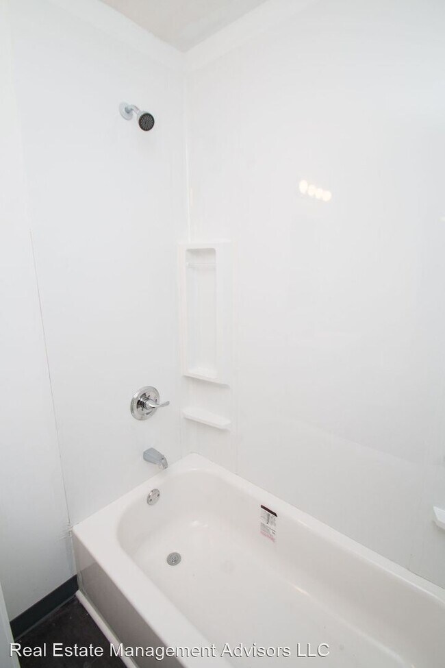 Building Photo - 5850 N 13th St