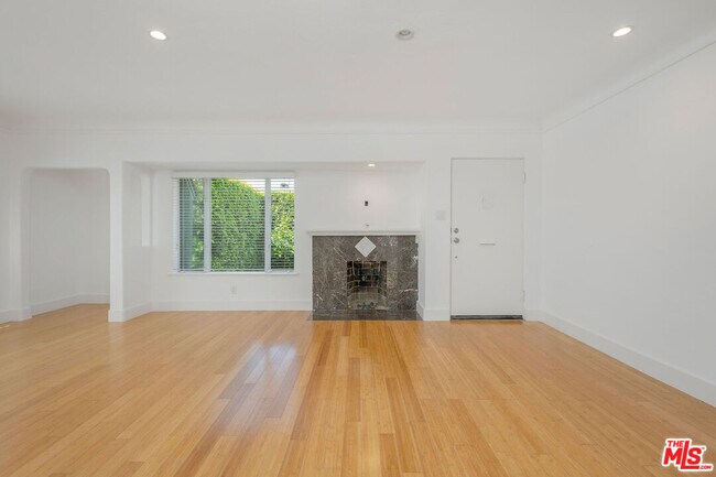 Building Photo - 542 N Sierra Bonita Ave