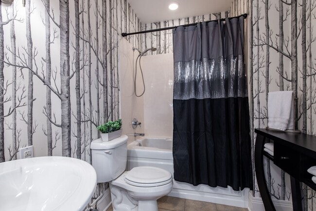 Building Photo - Furnished 3 bedroom/2bath Condo including Utilities!