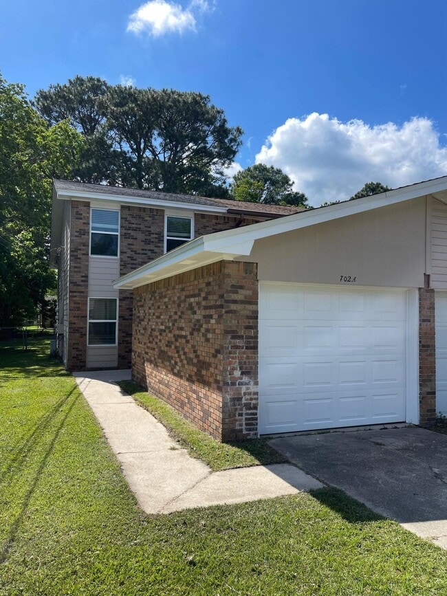 Building Photo - 702 Terrance Ct