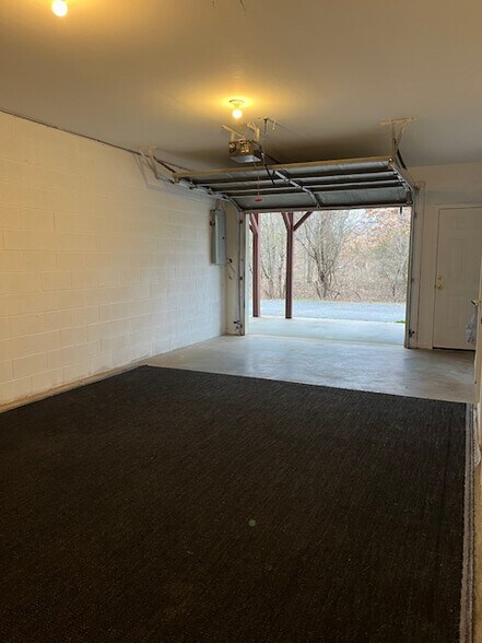 Building Photo - 107 King Henry Ln