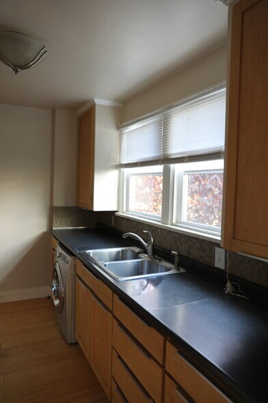 Building Photo - 2720 NE Weidler St