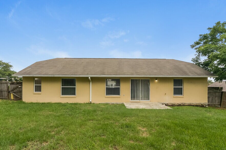 Building Photo - 918 Palm Forest Ln