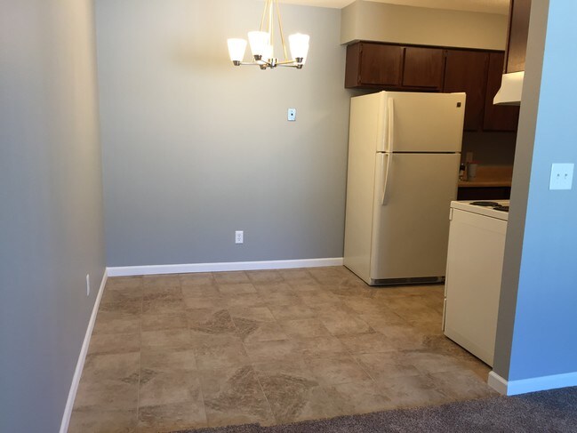 Building Photo - Cobblestone Circle Apartment 2 Bedroom, 1 Bath Secure Building