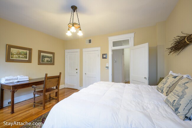 Building Photo - 1737 Swann