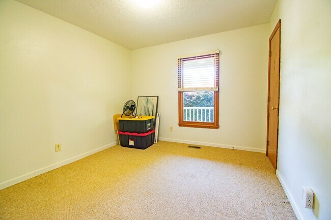 Building Photo - 20 N Hillside Dr