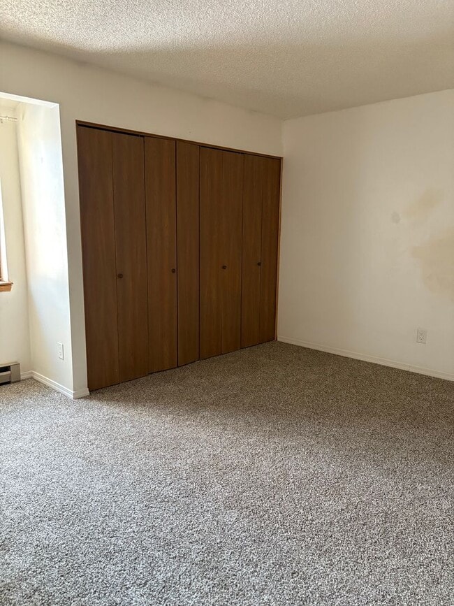 Building Photo - 1 Bedroom 1 Bath Townhome with Garage Parking in Village Seven