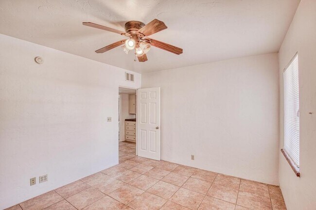 Building Photo - 1304 E Linden St