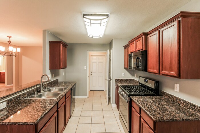 Building Photo - 2107 Golden Topaz Dr