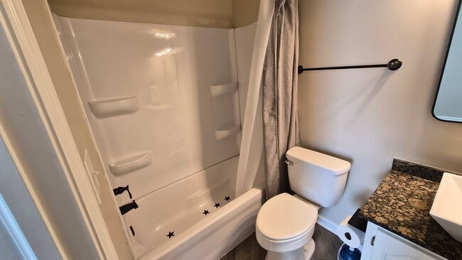 Building Photo - Charming Downtown Sunbury Home!