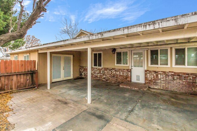 Building Photo - Large Yard! Must see 3bed 2bath Fontana home!!