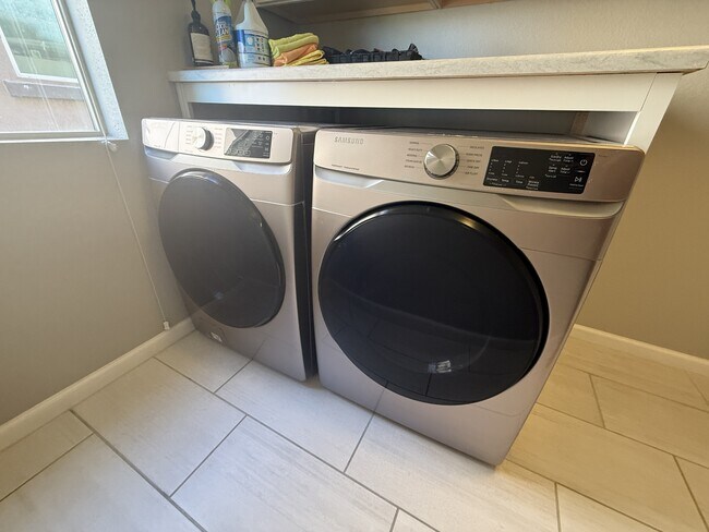 Building Photo - 6624 Yawkey Way NE