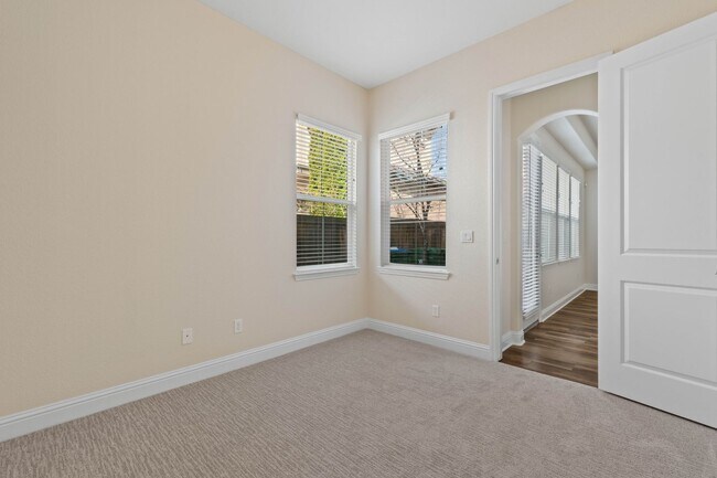 Building Photo - Gated Somersett Home!