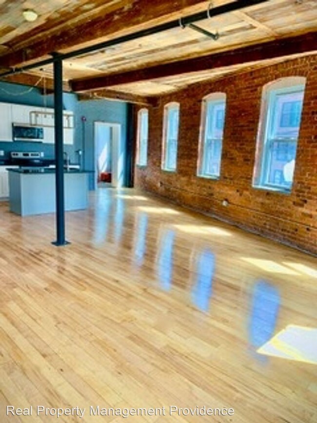 Building Photo - 548 Roosevelt Ave