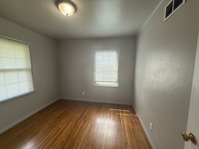 Building Photo - Stunning 3 bedroom, 1.5 Bath in Tulsa