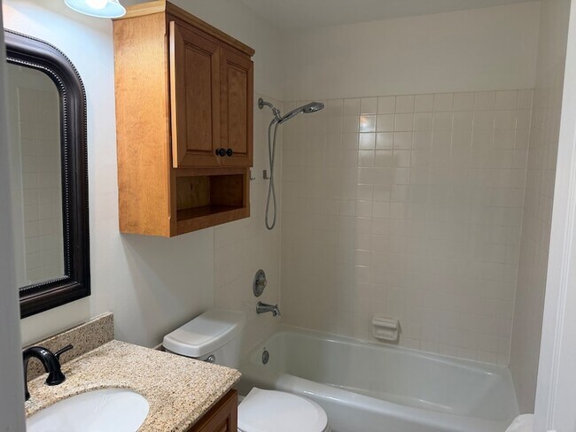 Building Photo - 986 West Ct