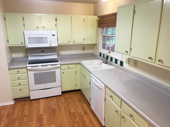 Building Photo - 1522 Cameron Dr