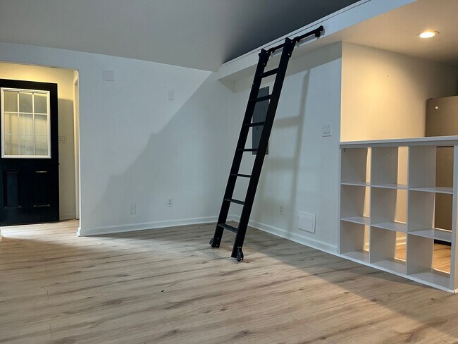 Building Photo - Renovated 1 Bd/ 1 Ba Cottage w/ Loft Walki...