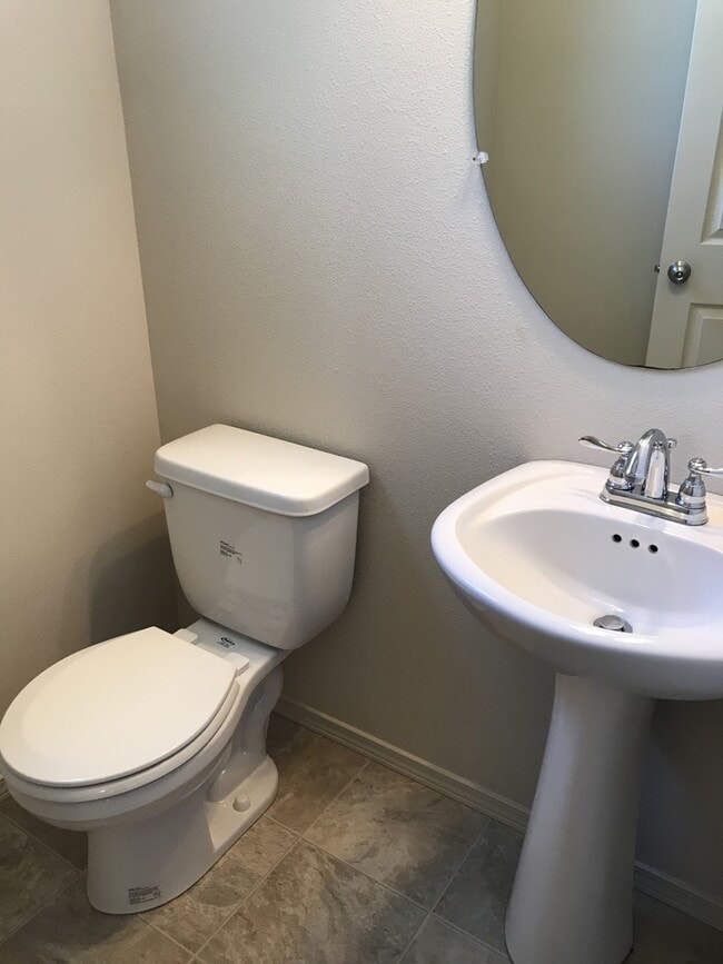 Building Photo - ONE MONTH FREE OF RENT!! Well Maintained, High Ceilings, Bonus Room, Great Location!