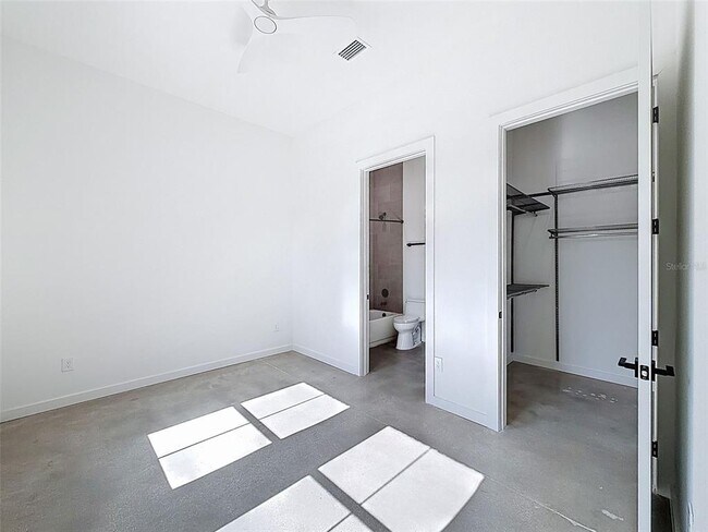 Building Photo - 1302 E Kay St