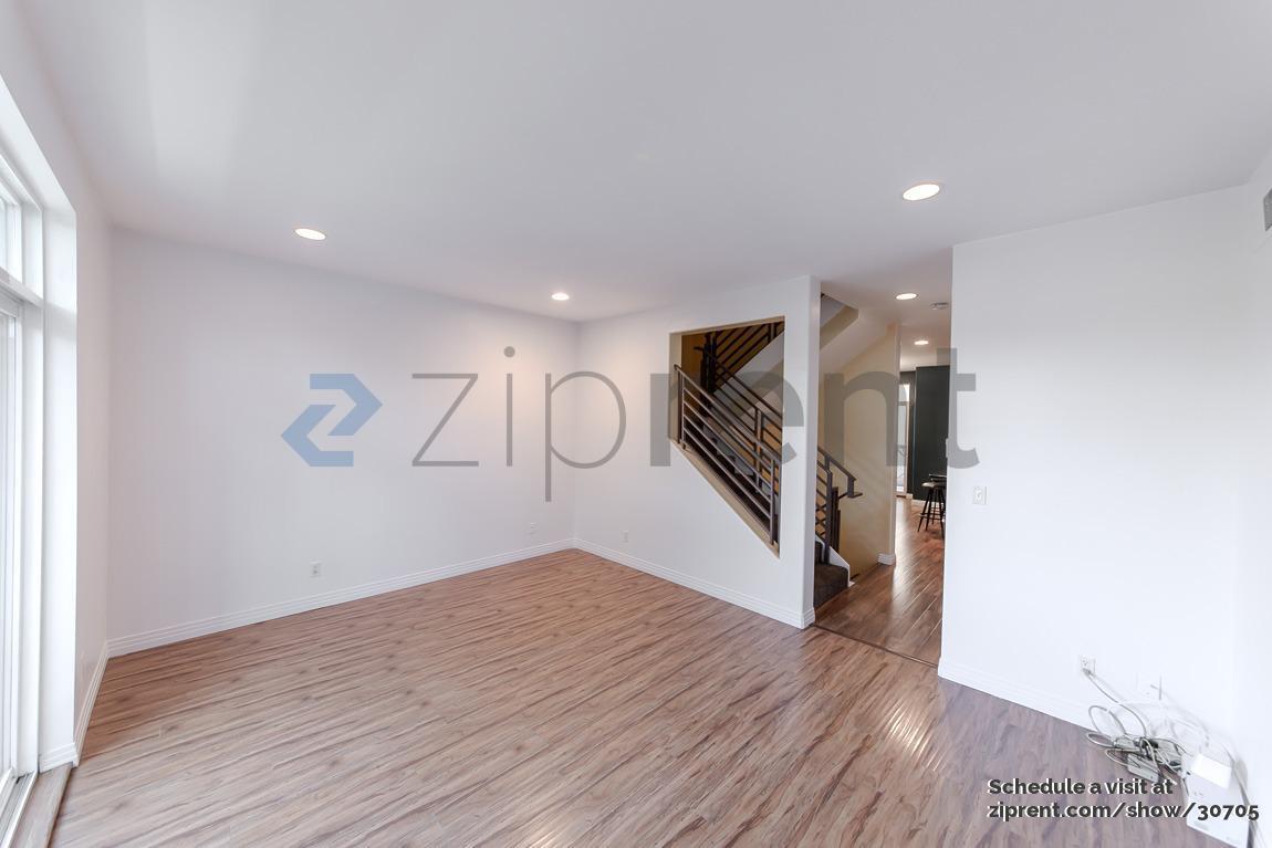 Building Photo - 11622 Oxnard St