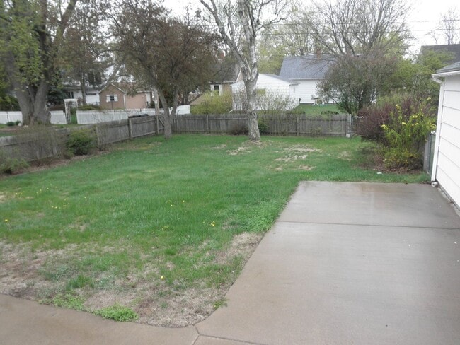 Building Photo - 2 BR Ranch Style Home with Fenced-in Back Yard & 1-Car Detached Garage