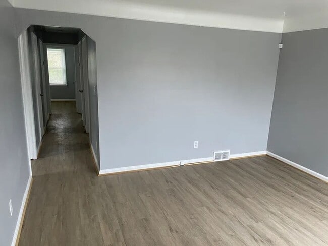 Building Photo - 3 bed 1 bath Home