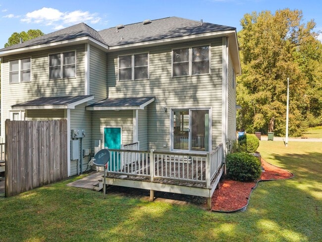 Building Photo - Newly Renovated Townhome!