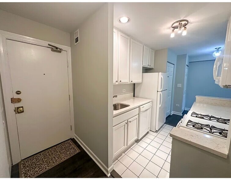 Building Photo - 900 W Fullerton Ave