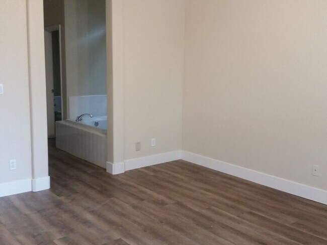 Building Photo - Spacious 4-Bedroom Home in a Great Neighborhood!