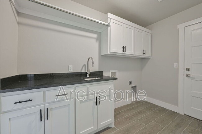 Building Photo - 2140 N Everest Ave